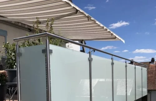 Geländer aus Edelstahl und Glas für Balkon.
