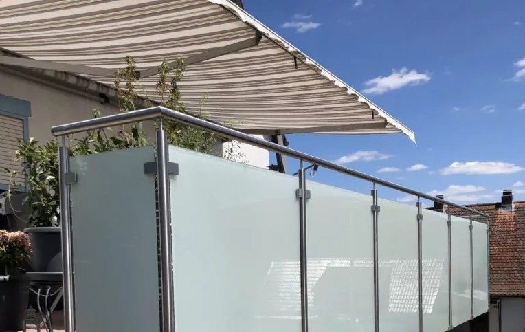 Geländer aus Edelstahl und Glas für Balkon.