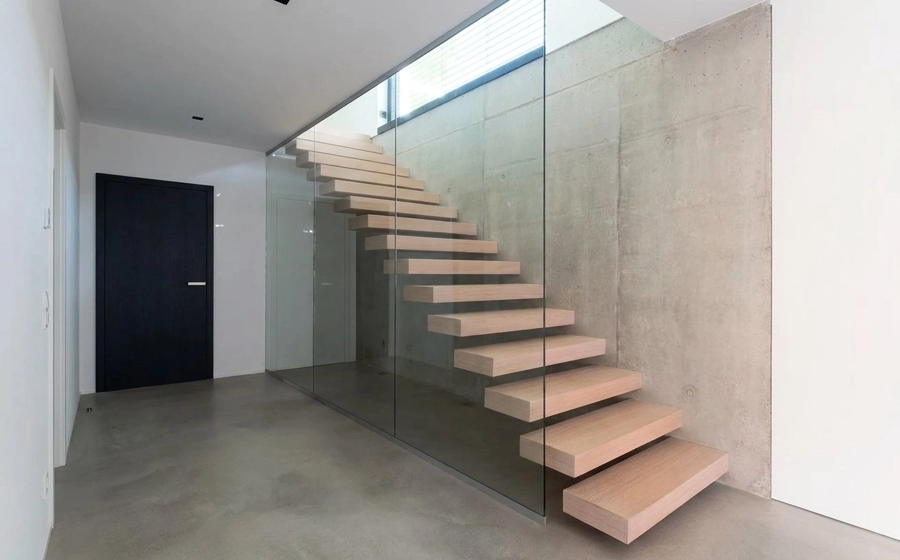 Holztreppe freischwebende Stufen mit Glasgländer.